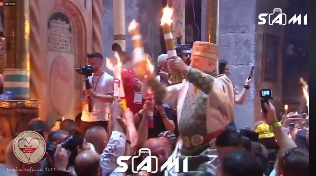 Sărbătoarea Paştelui ortodox: Acum cateva minute Sfânta Lumină din 2021 a ajuns pe pāmânt la Ierusalim -Biserica Sfântului Mormânt (poze inedite ) !