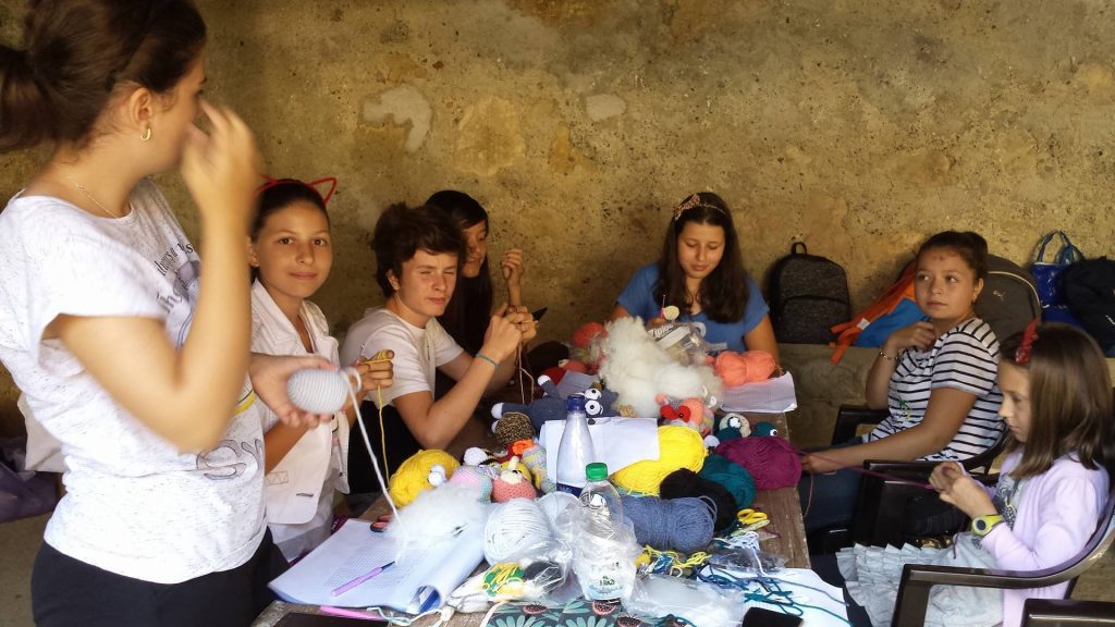 Sute de copii brașoveni au învățat să croseteze - povestea atelierelor de croșetat a împlinit 7 ani