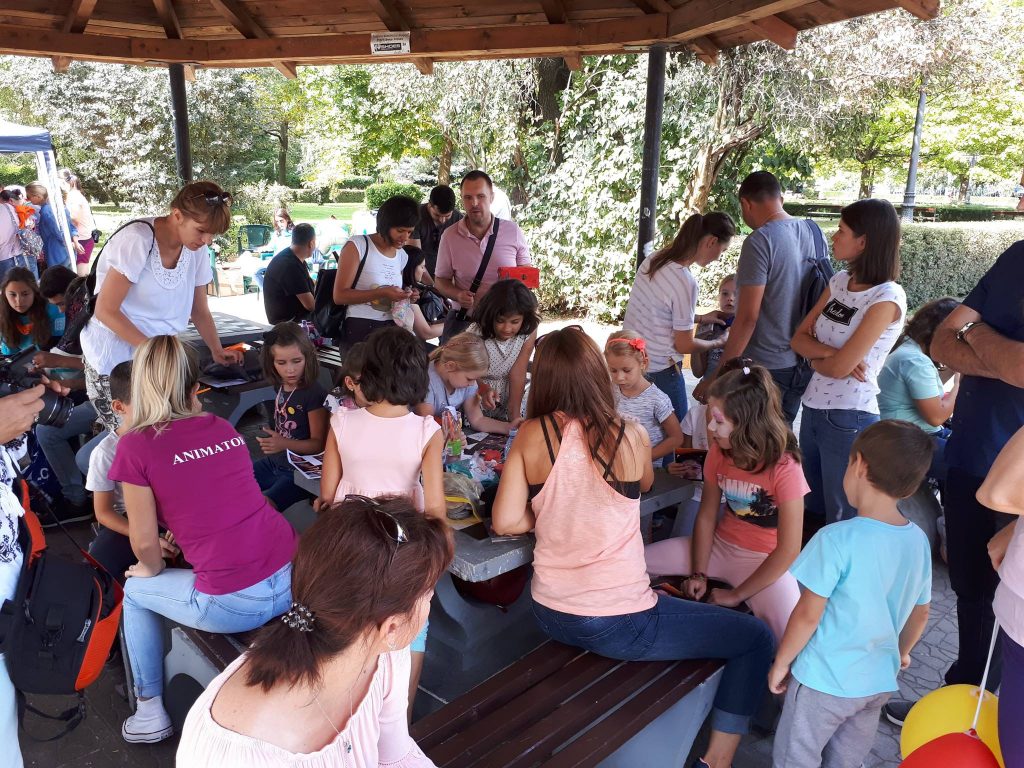 Sute de copii brașoveni au învățat să croseteze - povestea atelierelor de croșetat a împlinit 7 ani