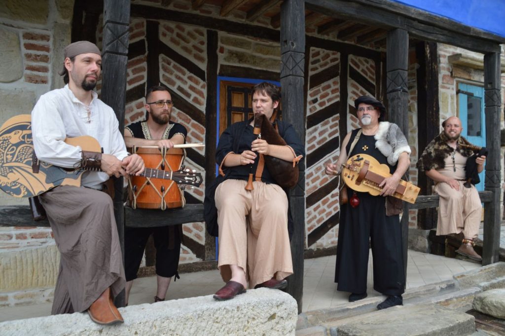 CENTRUL CULTURAL REDUTA organizează Festivalul de muzică veche CORONA OLD MUSIC, ediția I