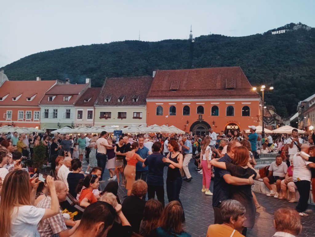 Tango cu stele la Brașov - de Adina Vasiliu