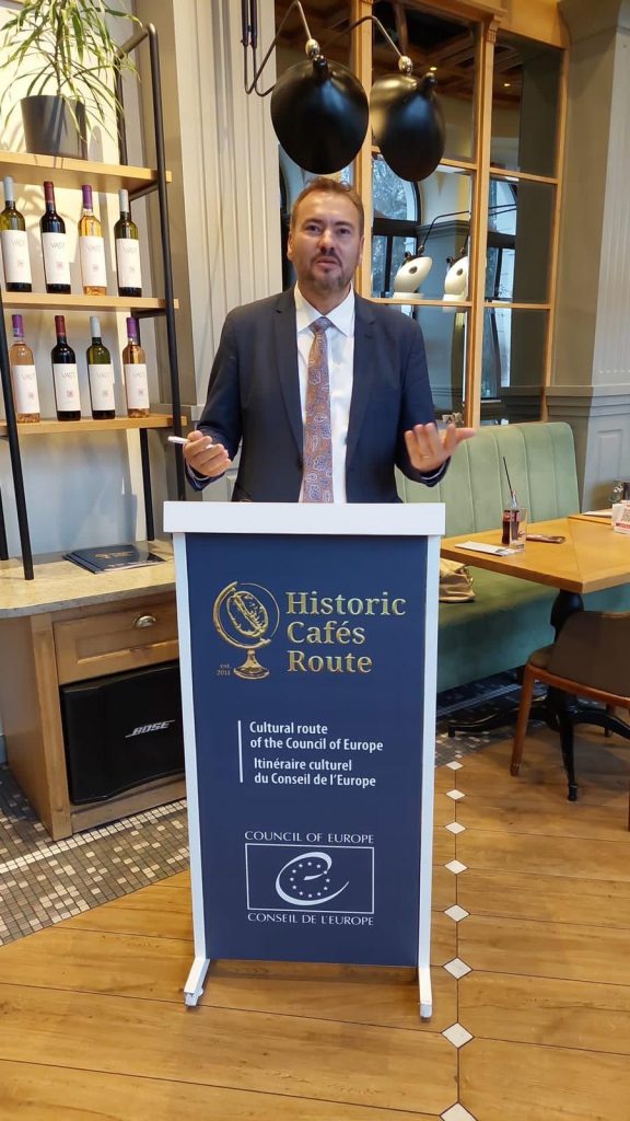 Moment istoric la Brașov ! Arnold Klingeis înnobilează cu distincția Historic Cafés Route (HCR) oferită de Consiliul Europei, primele locații istorice din Brașov !