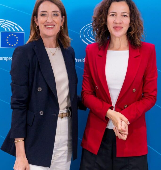 Roxana Mînzatu și Roberta Metsola discută la Parlamentul European despre combaterea sărăciei în UE